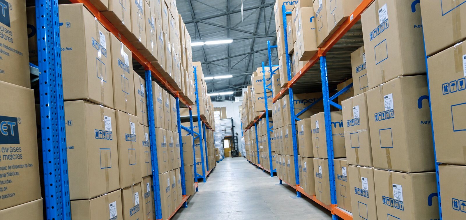 Pasillo de la bodega de producto terminado