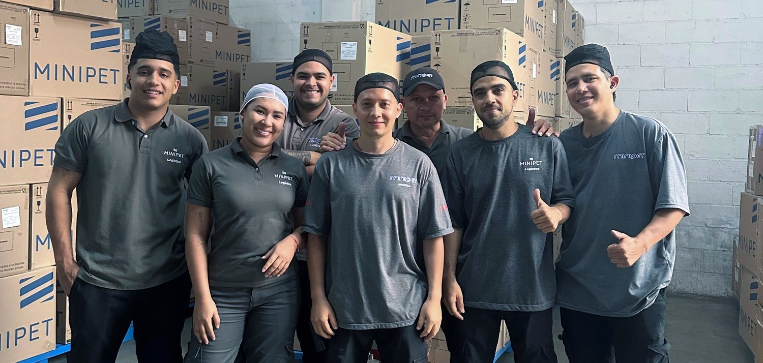Equipo de despachos de Minipet en la zona de despachos