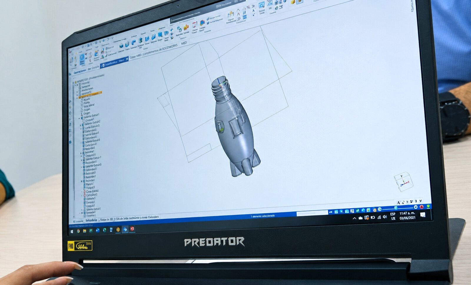 Modelo 3D de un envase en el computador