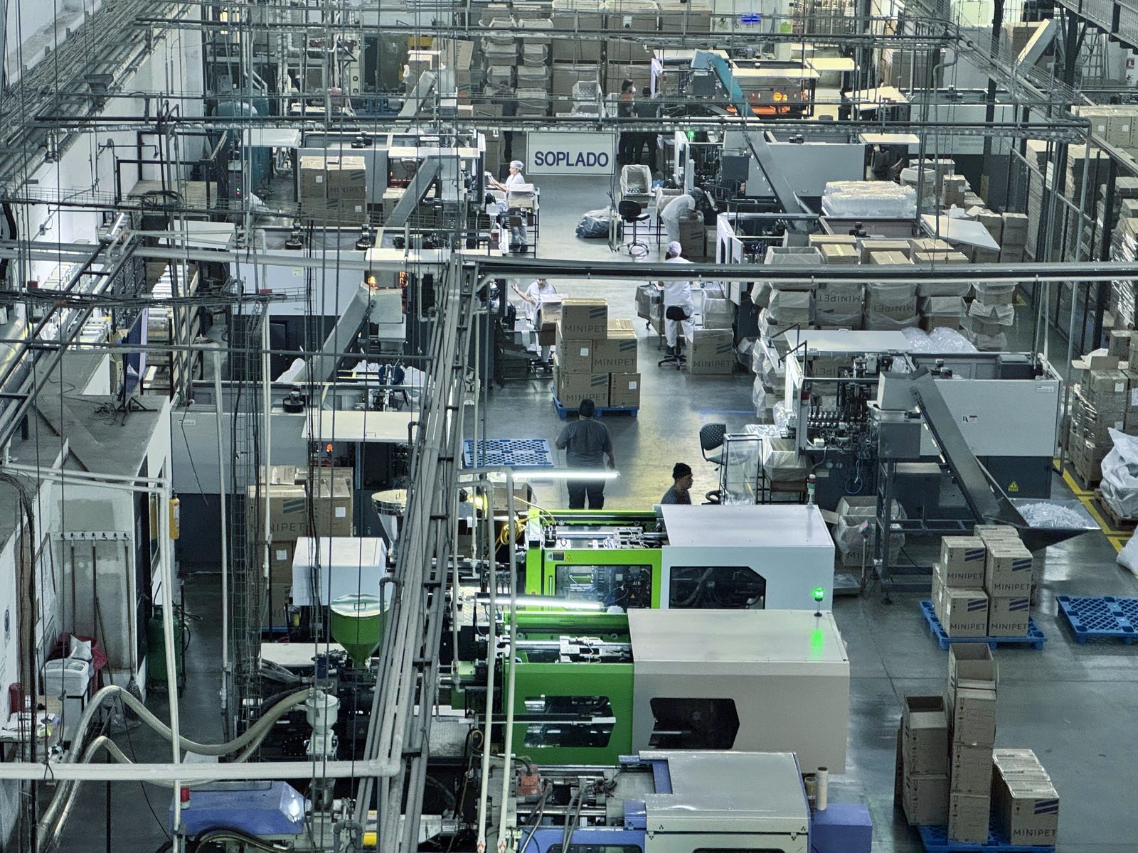 Nave de producción de Girardota: inyectoras adelante y soplado al fondo