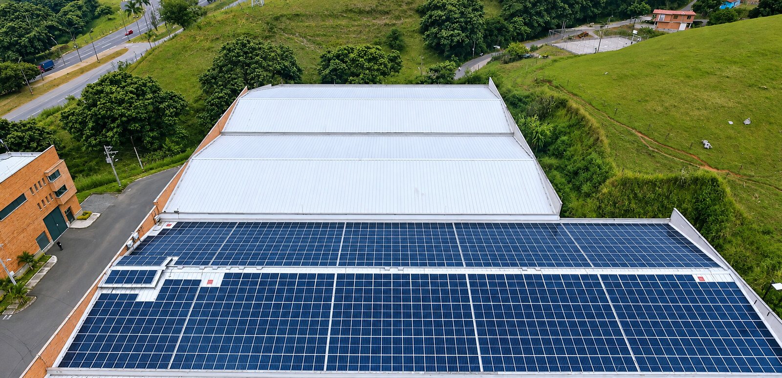 Vista aérea de los paneles solares de la planta de Girardota