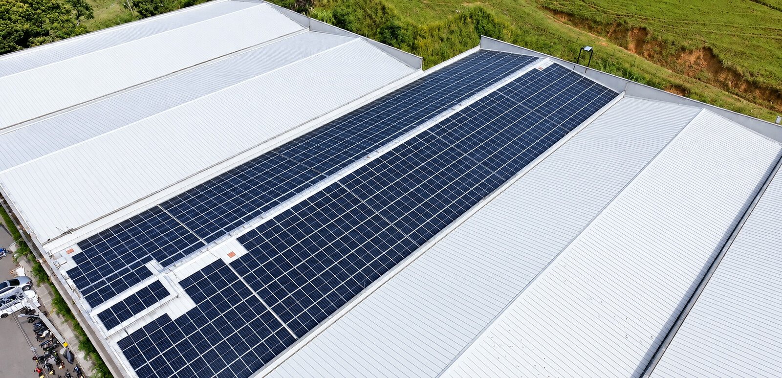 Paneles solares sobre el techo de la planta de Girardota