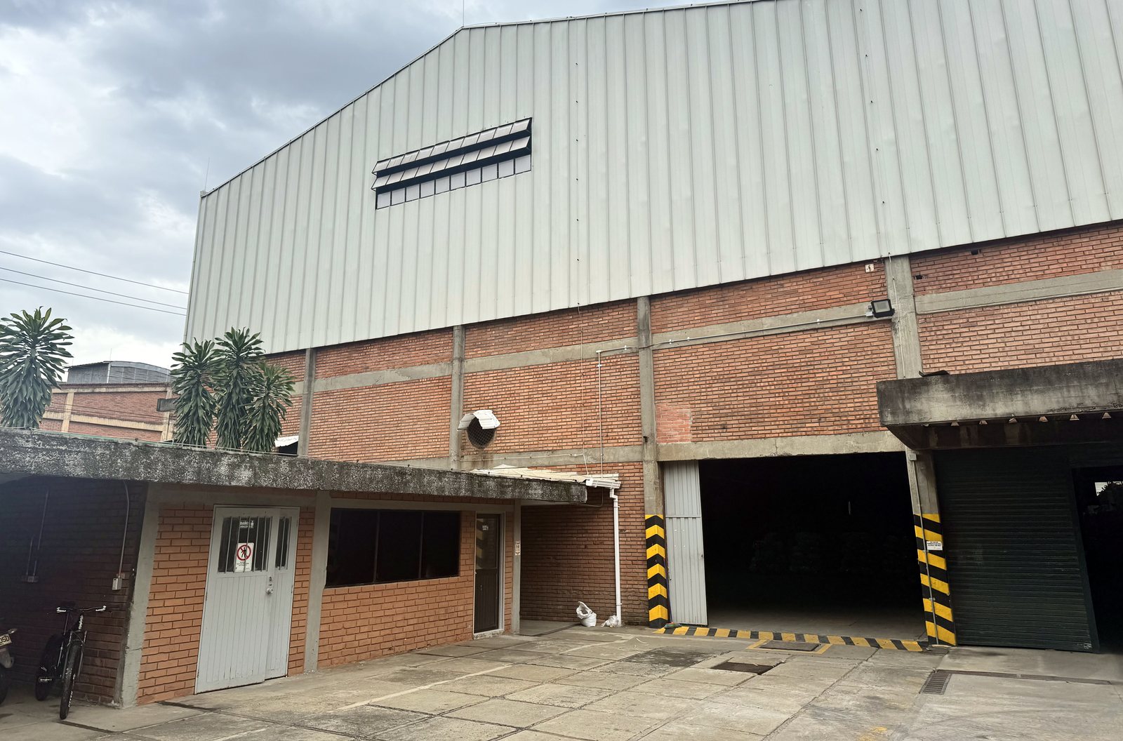 Fachada de la planta de soplado en Acopi, Yumbo