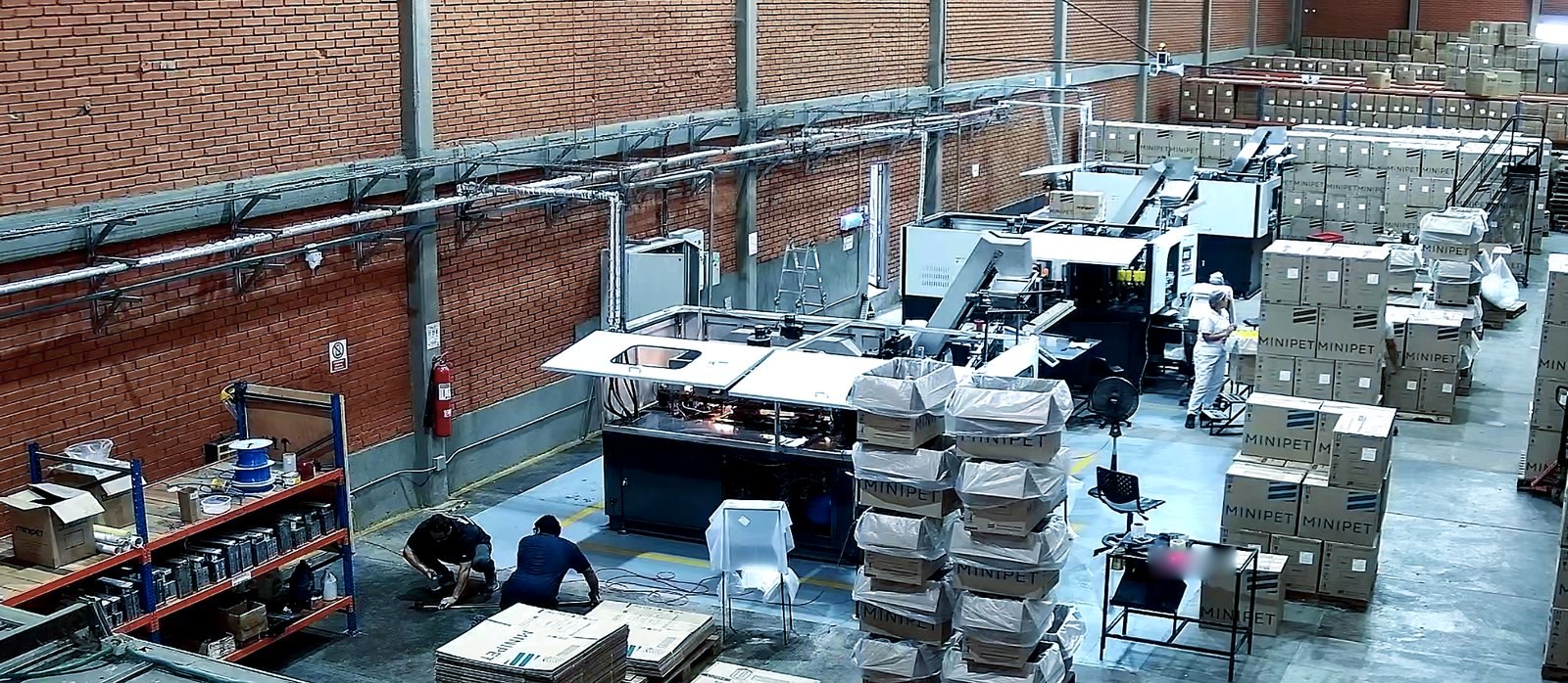 Sopladoras y producto empacado en la planta de Yumbo